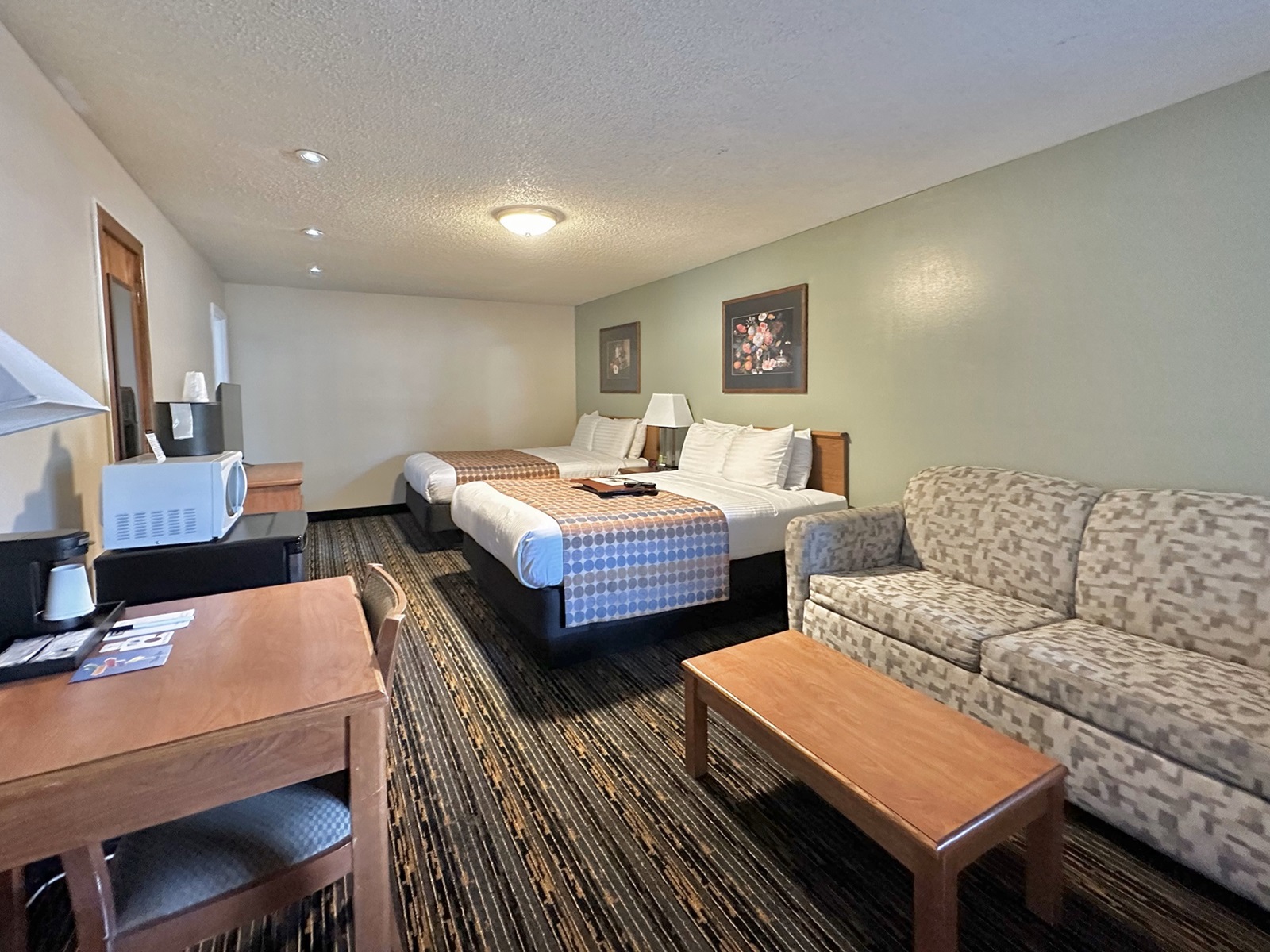 Need Extra Space? Explore Our Three-Bedroom Hotel Rooms at Courtesy Inn Eugene!