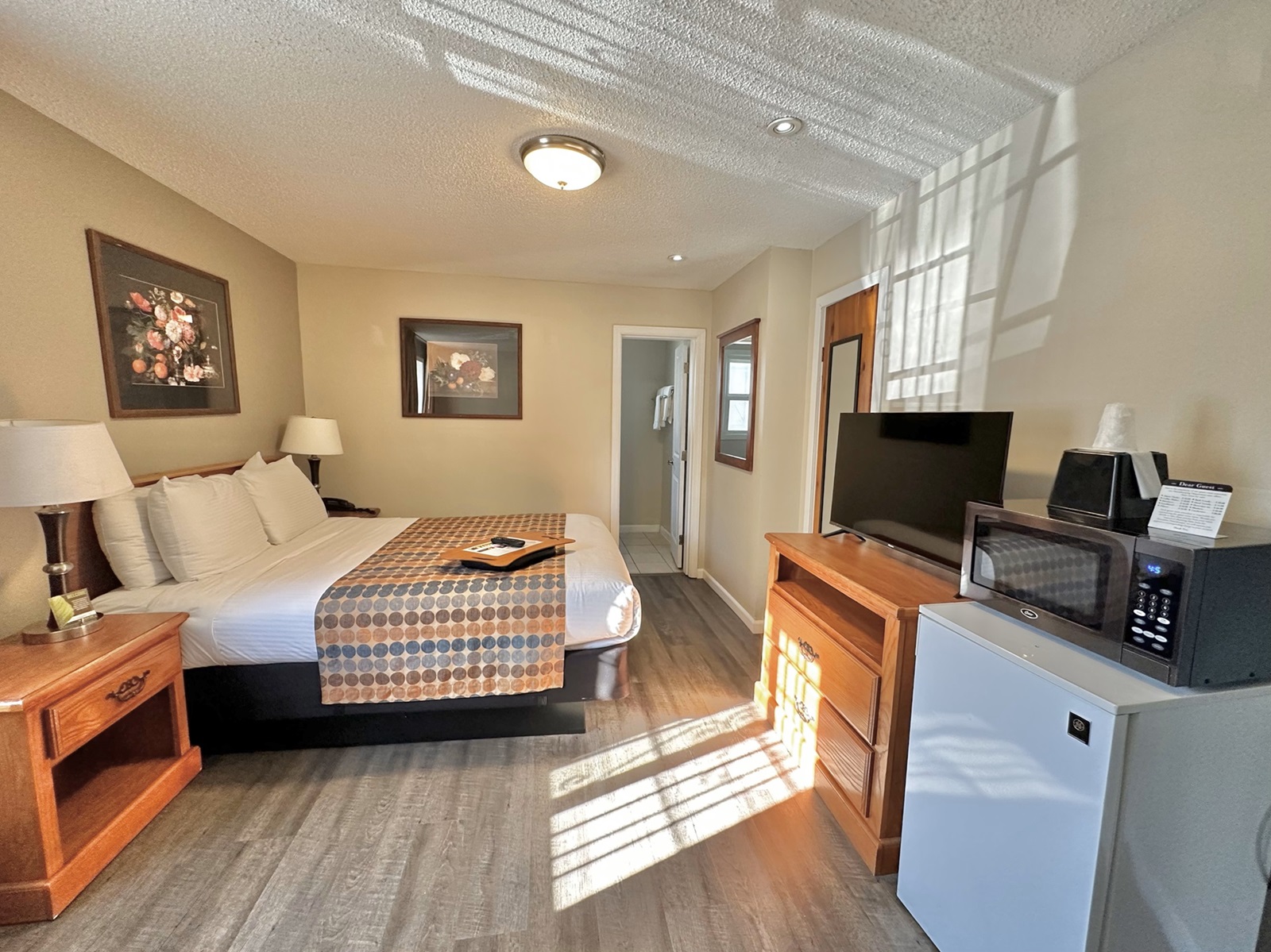 Experience Comfort and Convenience in our Deluxe Rooms at Courtesy Inn Eugene